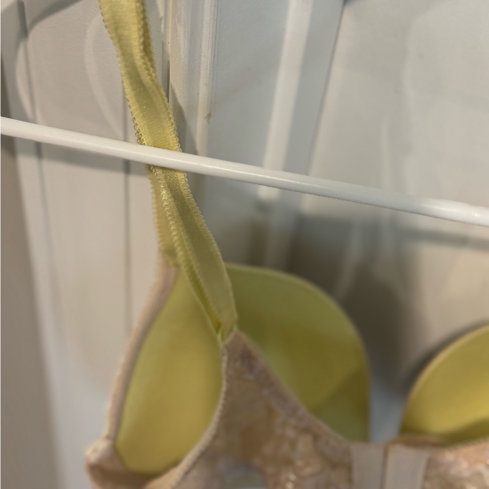 VICTORIA’S SECRET BRAND, Elegant Lace Trimmed Bra in Yellow, Sz (32D) Clothing - Picture 7 of 16